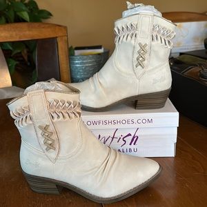 Blowfish Western Inspired Ankle Boot w/Inner Zipper & Metallic Trim Sz 8